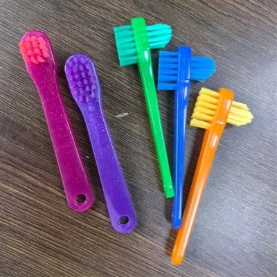מברשת לניקוי שיניים מלאכותיות